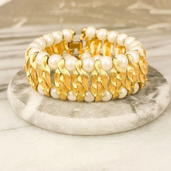 Vintage Pearl Bracelet Simulated Beads Gold Toned Metal Wide Hollywood Regency - Picture 1 of 8